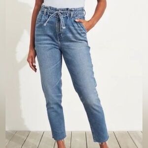 Hollister Tie Waist Ultra High Rise Mom Denim Jean in Blue, Size 5R